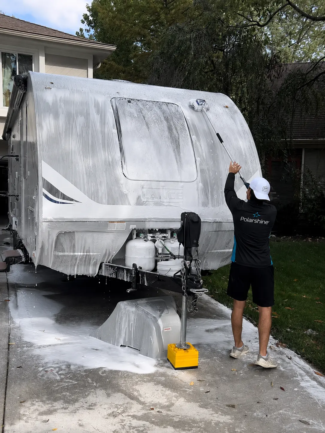 Husvagn insåpad med skum under handtvätt av Polarshine